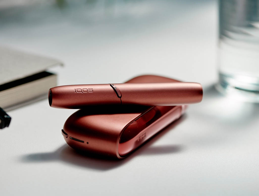 IQOS 3 Copper pe masa