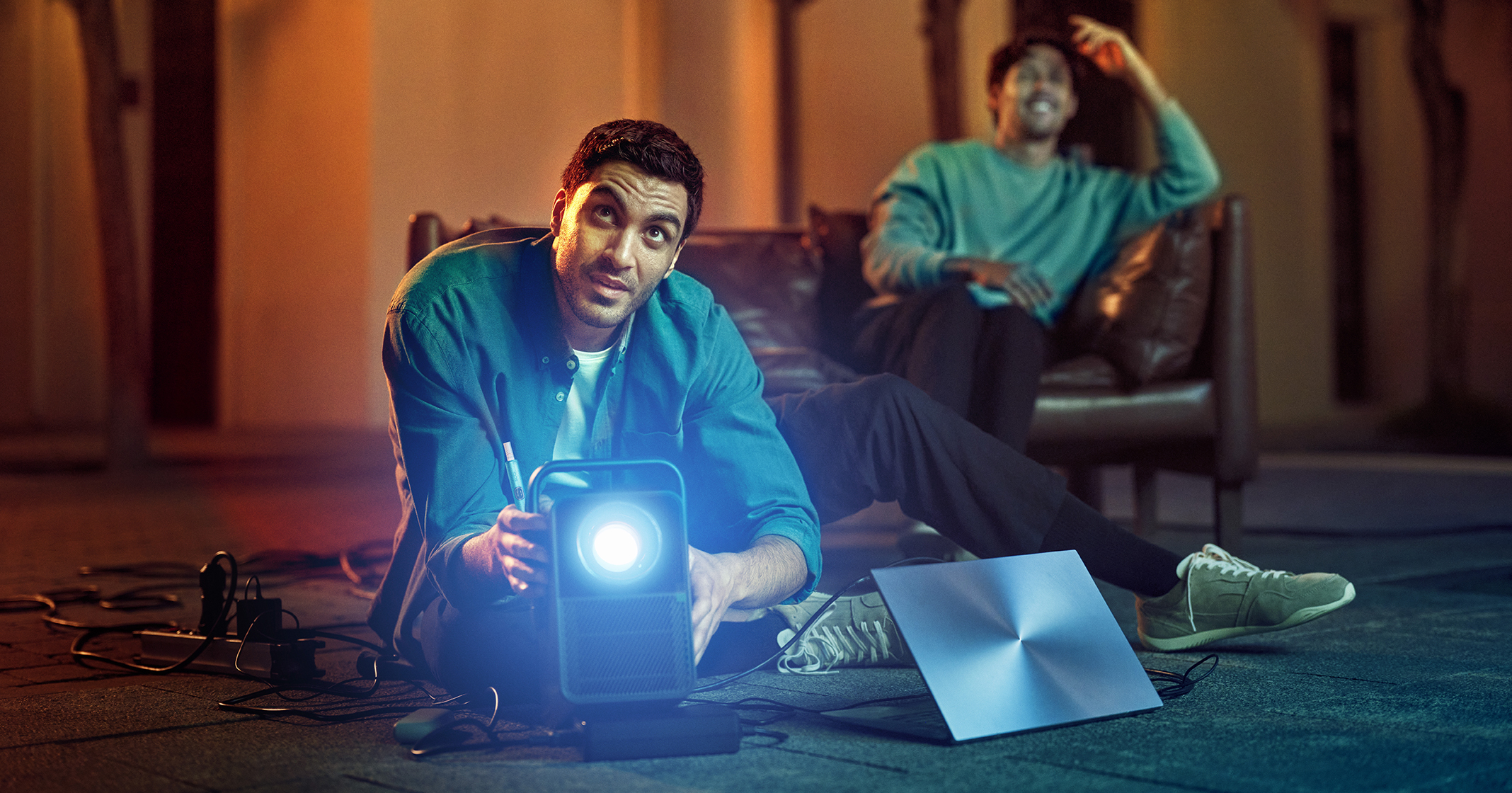 Bărbat ținând în mână un proiector