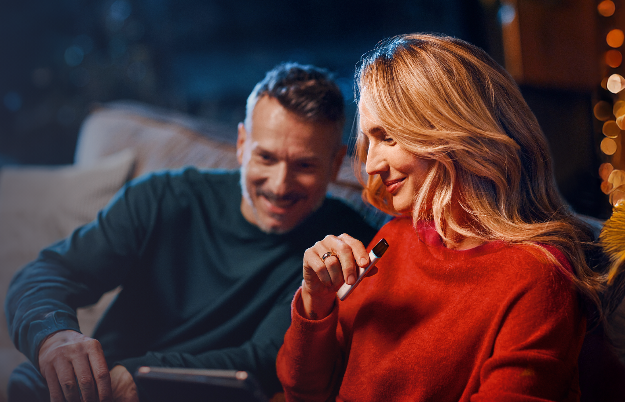 Cuplu ce savurează un moment cu VEEV