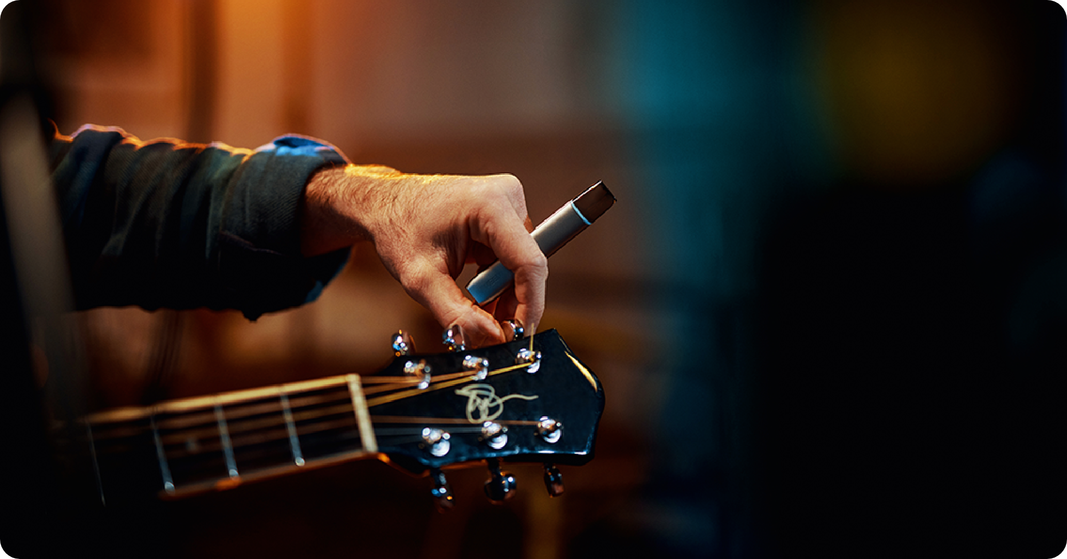 Bărbat ținând în mână un dispozitiv VEEV