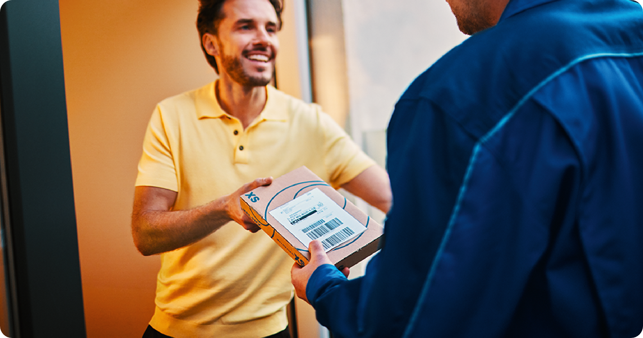 Femeie imbrăcată cu o cămașa albastră, ținând în mână un dispozitiv IQOS ILUMA