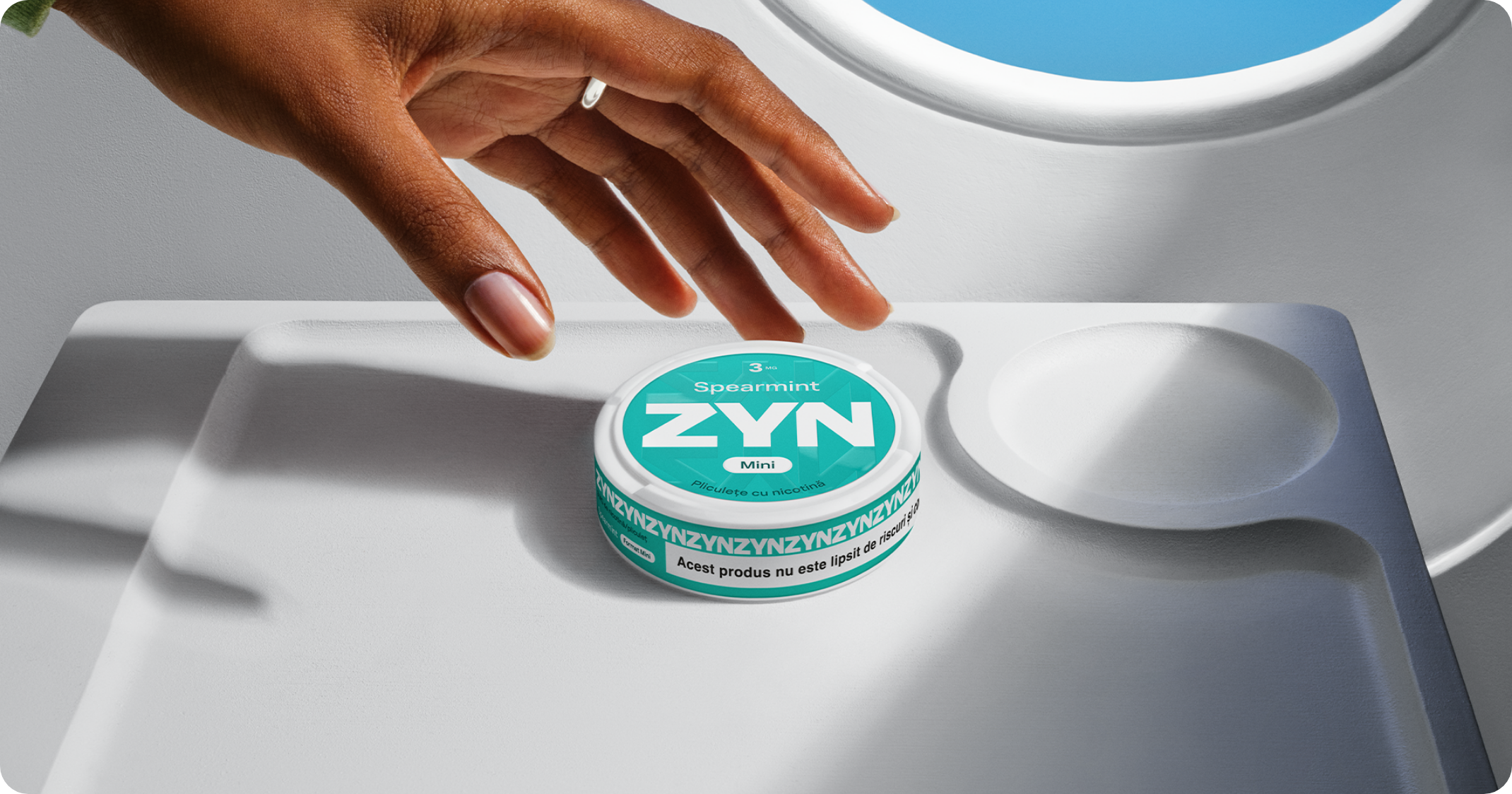 Bărbat ținând în mână un dispozitiv IQOS ILUMA