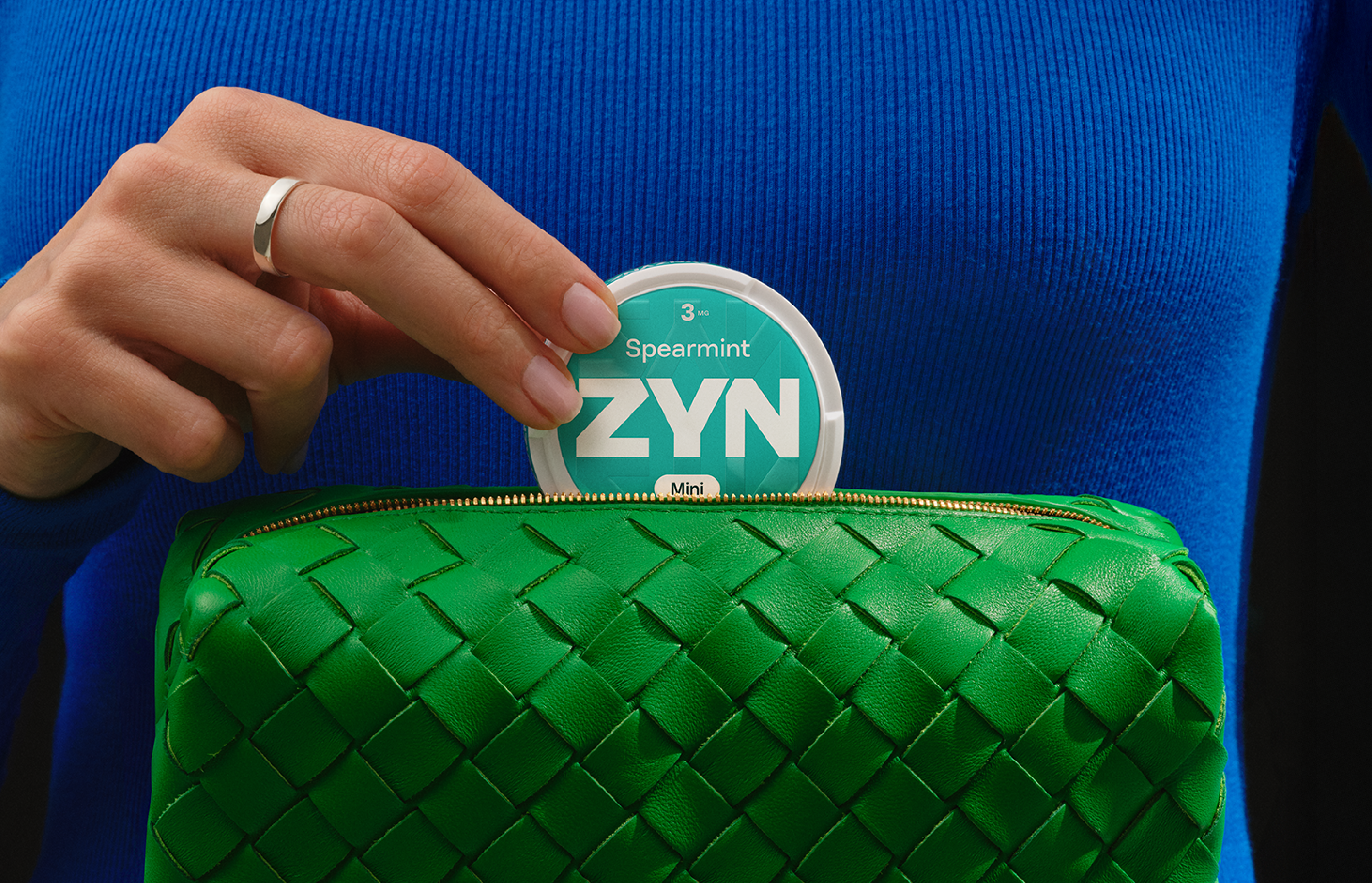 Femeie ce savurează un moment cu IQOS