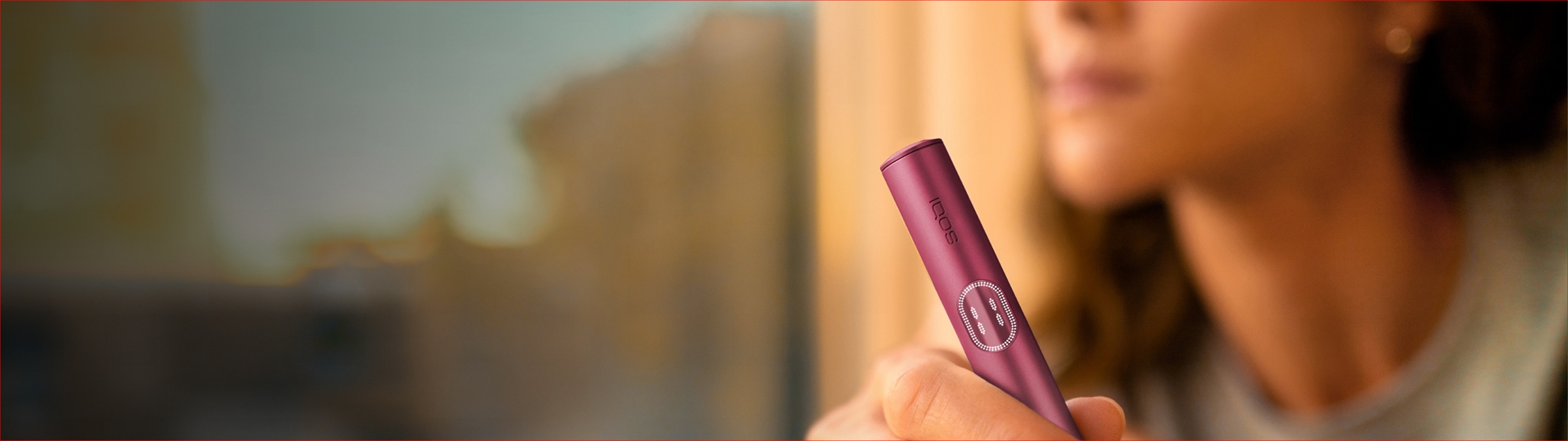 femeie care tine în mână un "stilou" ILUMA i