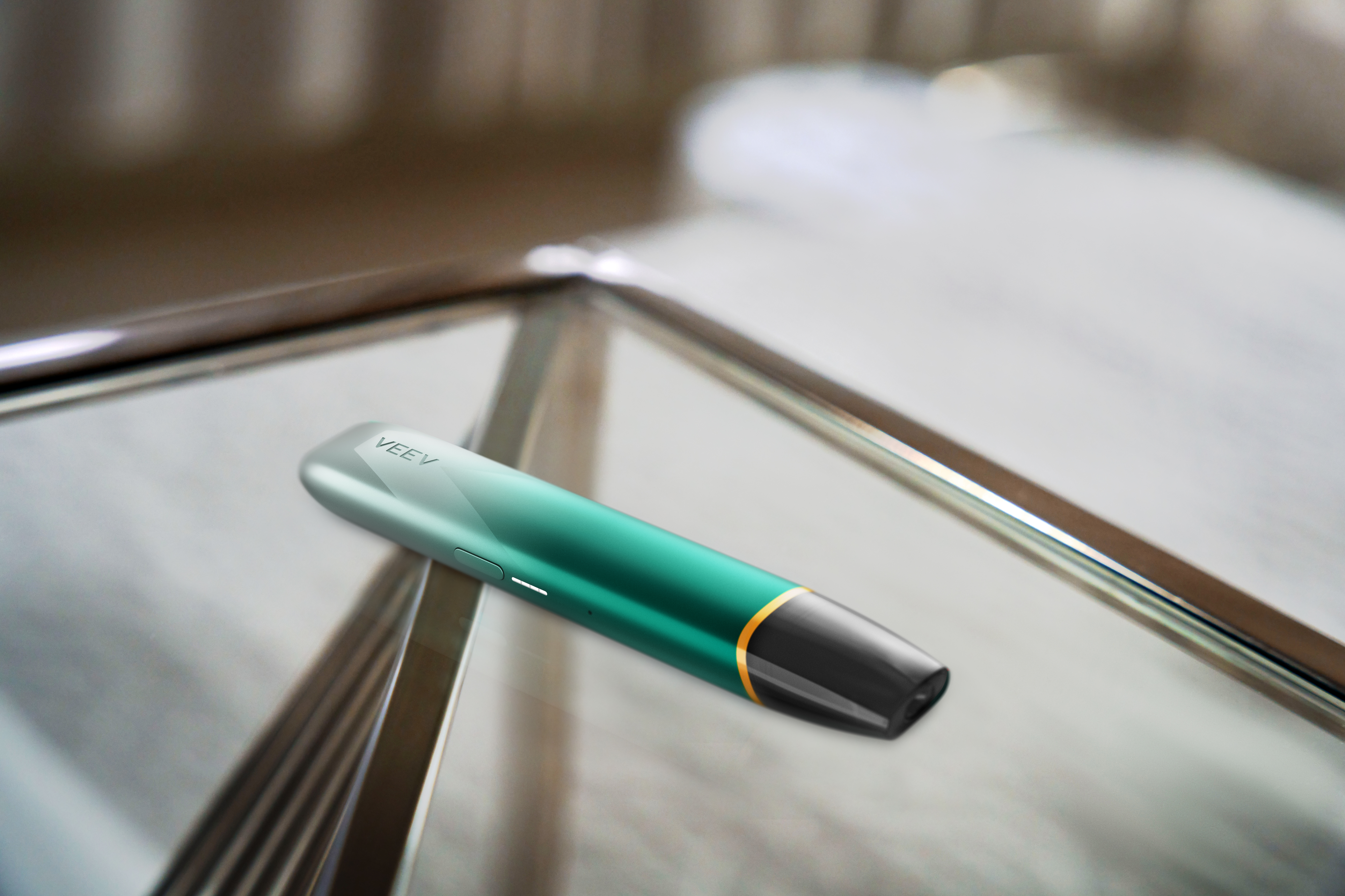 Dispozitivul VEEV inPrime Malachite Green pe o masa de sticla