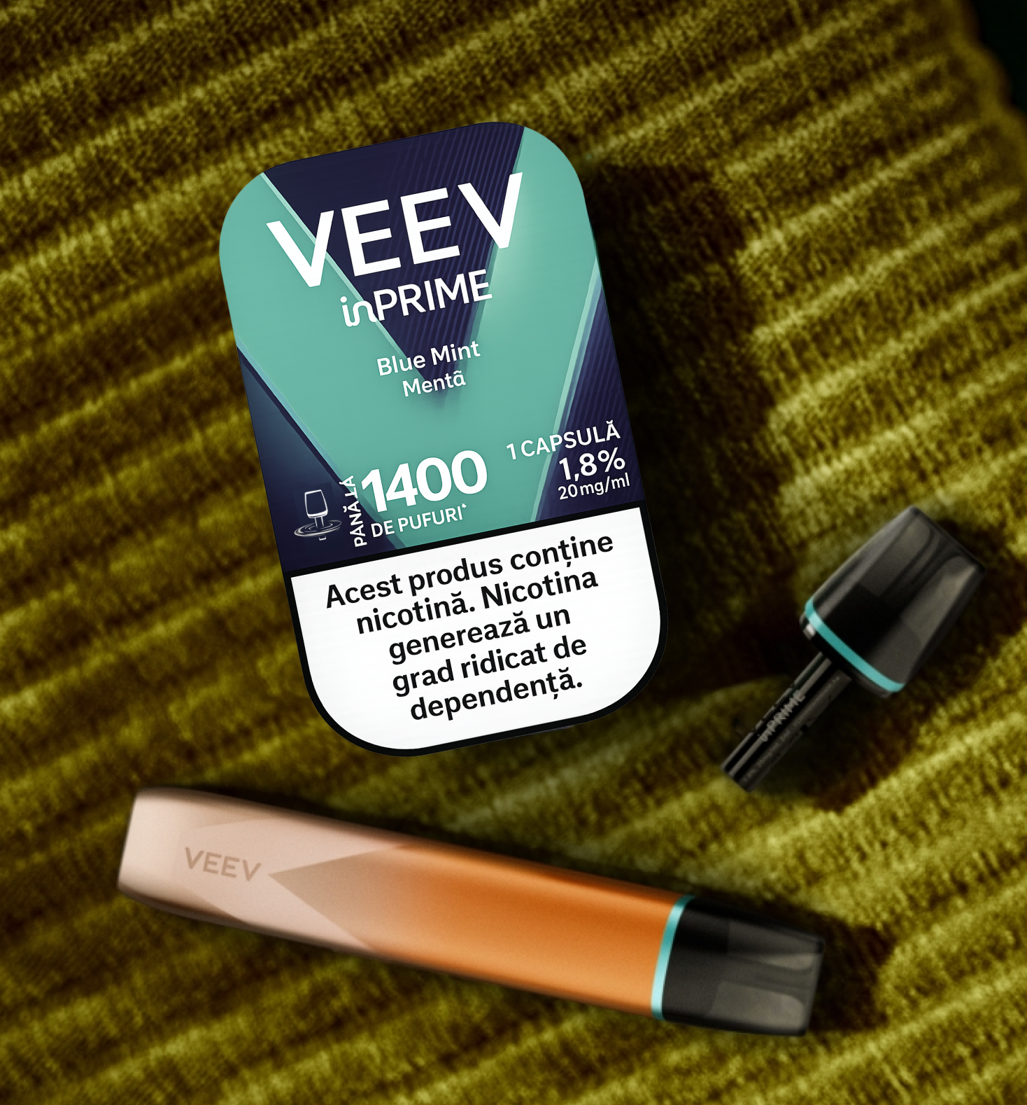 Bărbat și femeie, femeia ține în mână un dispozitiv de vapat VEEV inPRIME Maro Chihlimbar