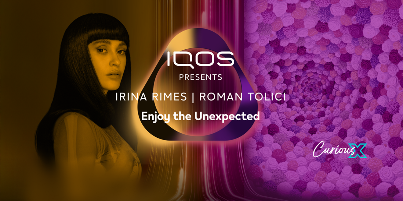 Irina alaturi de logo-ul IQOS, o cascada de lumini si un tunel de flori