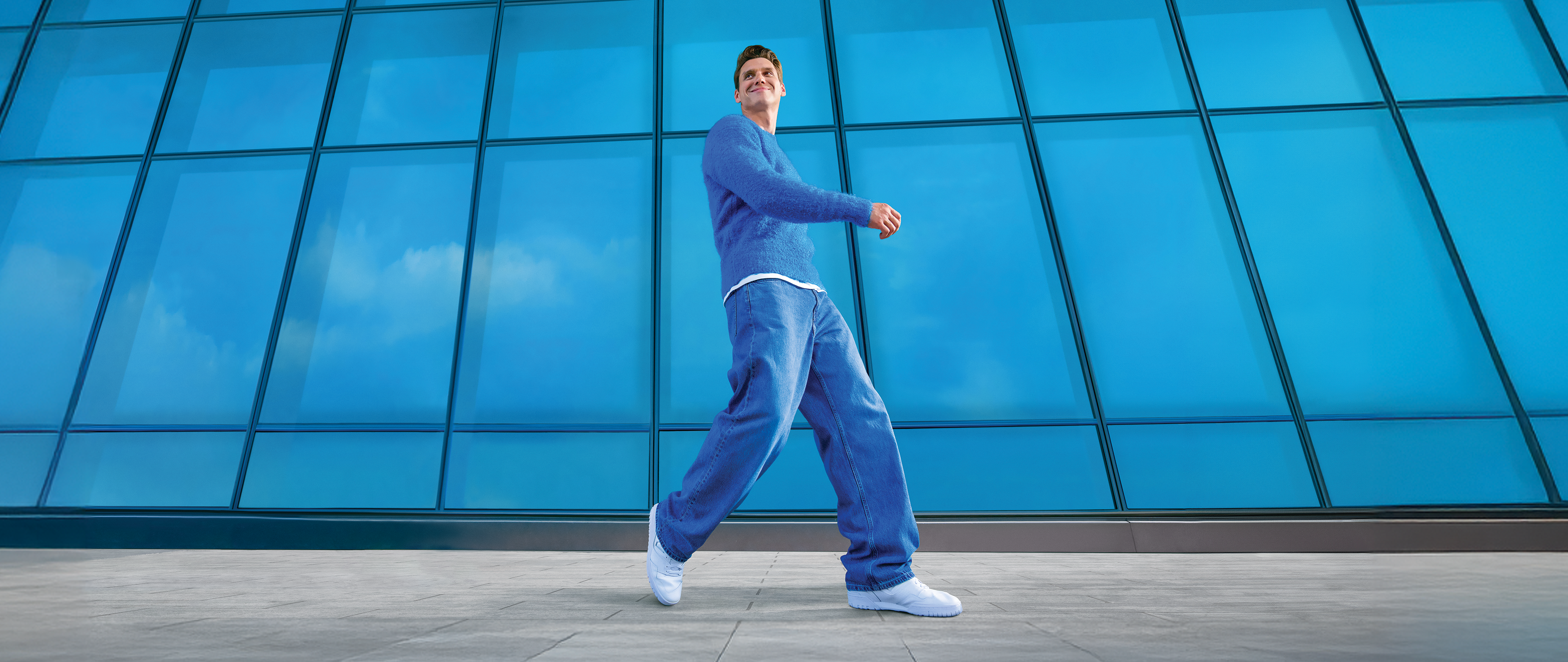 Un bărbat care ține în mână un pachet de ZYN 1.5mg Mini