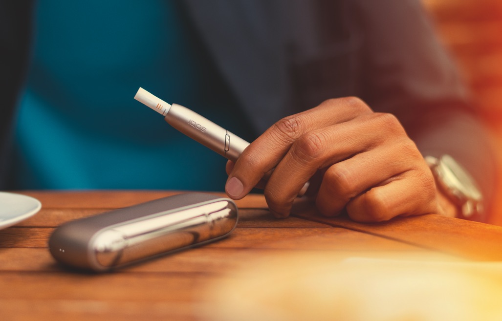 Man holding IQOS