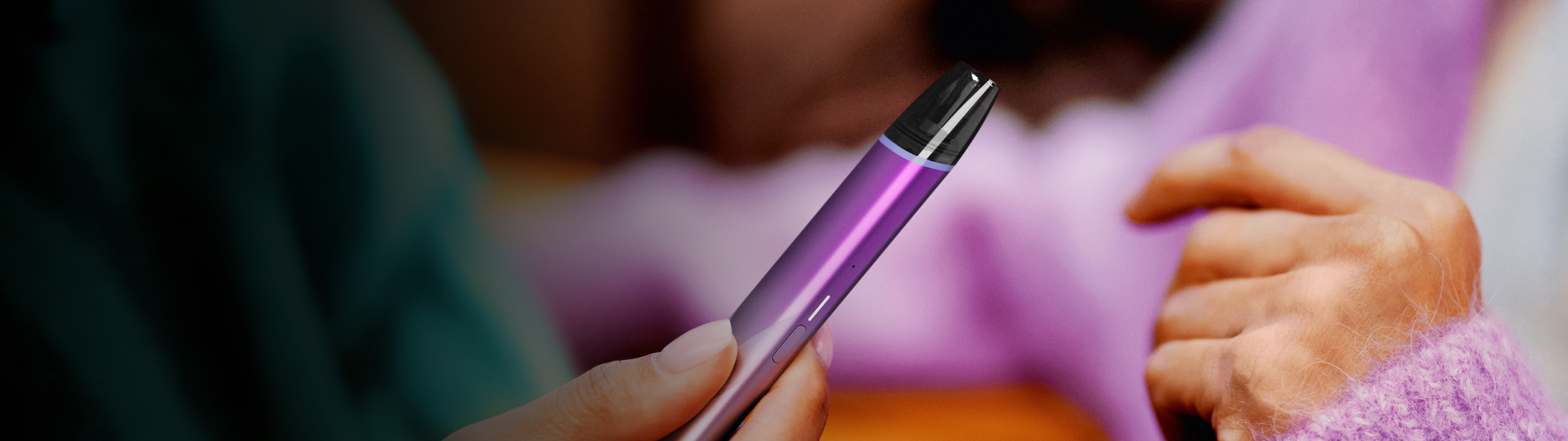 Mână care înmânează un dispozitiv de vapat VEEV inPRIME magenta unei alte persoane