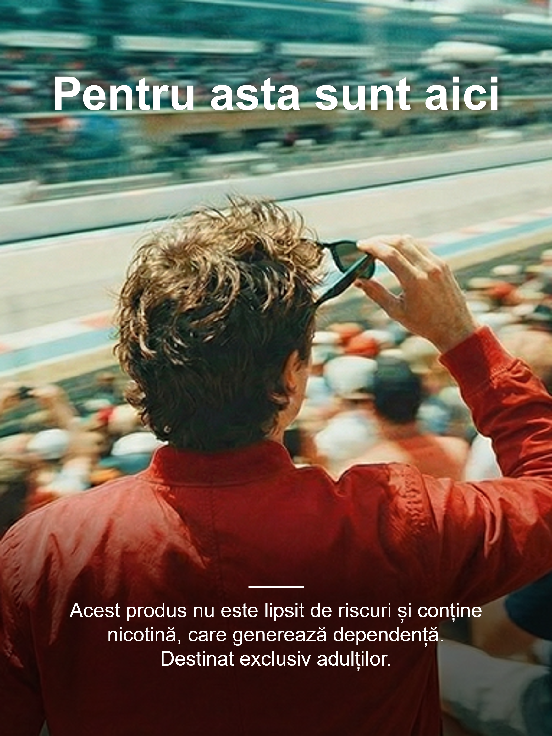 Un barbat care urmareste cursa din tribuna spectatorilor