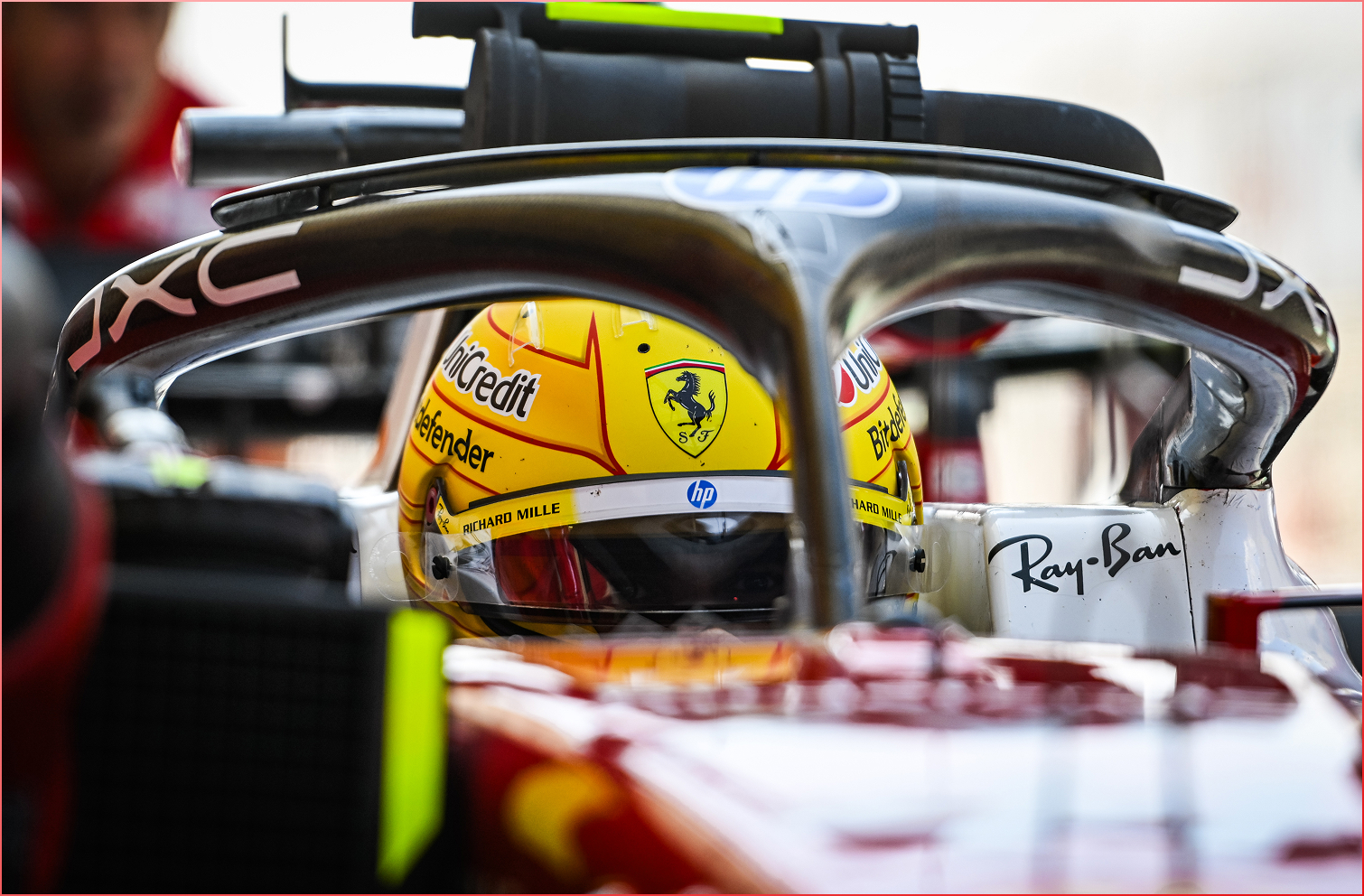 Unul dintre soferii Ferrari in masina de curse