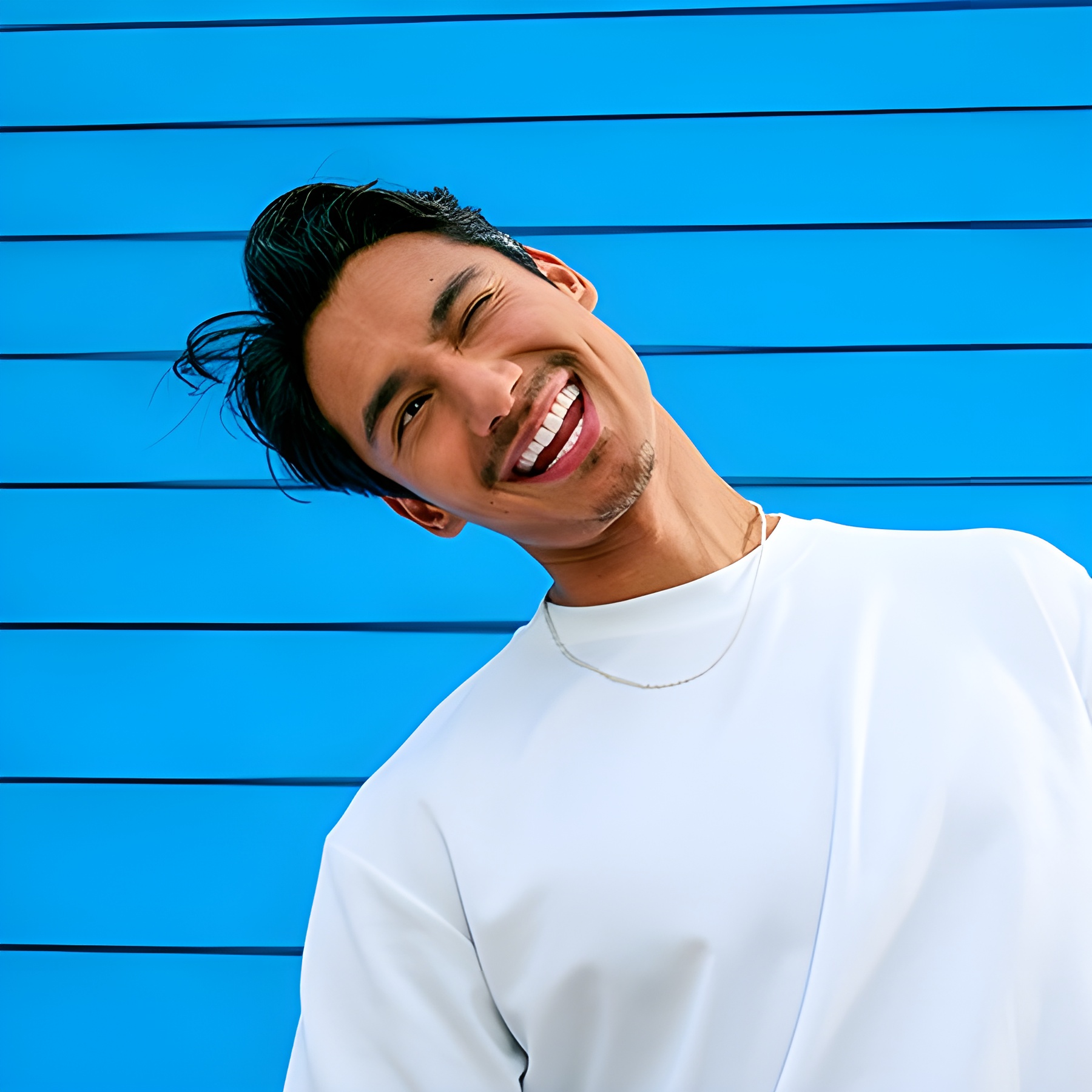 bărbat ce folosește pliculețe cu nicotină pe fundal albatru