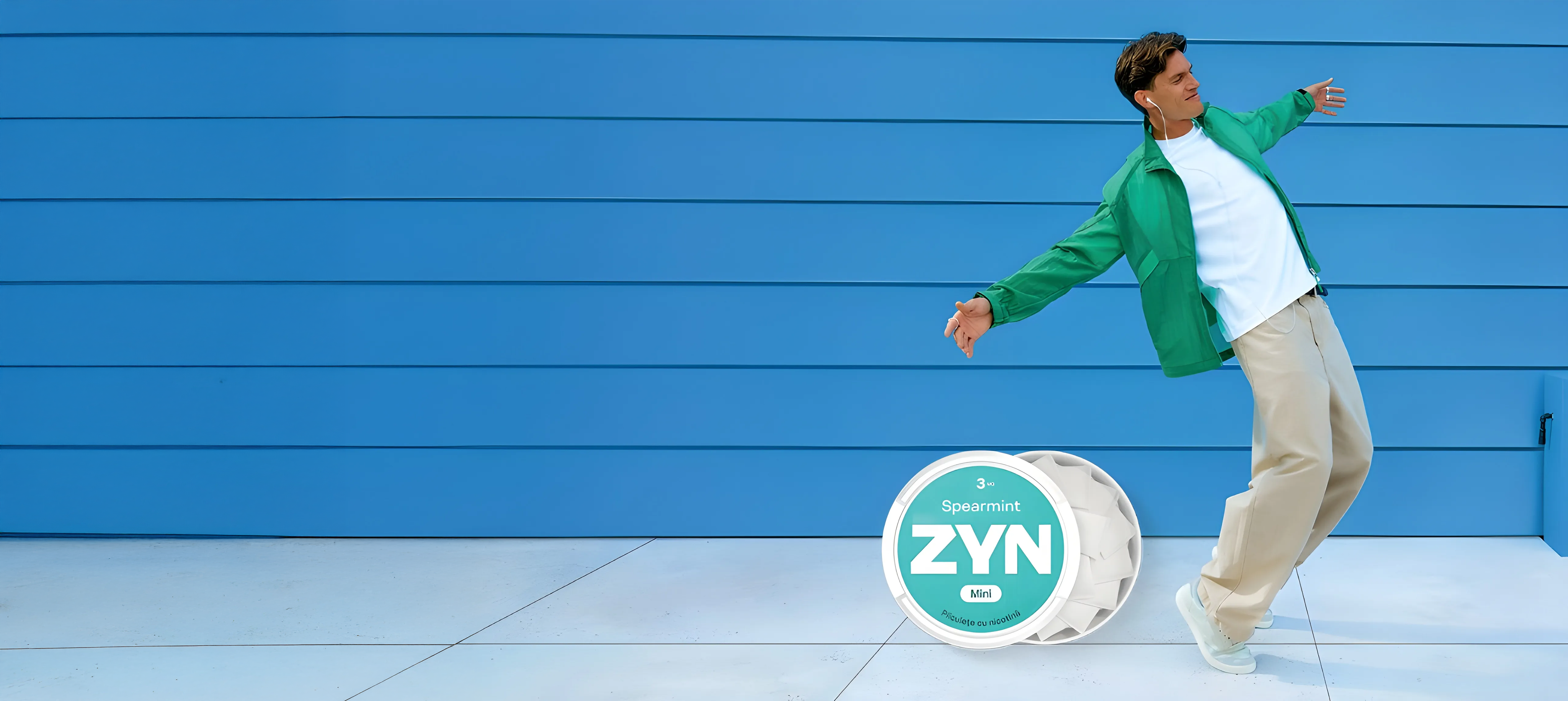 Un bărbat care dansează langă un pachet de ZYN Mini